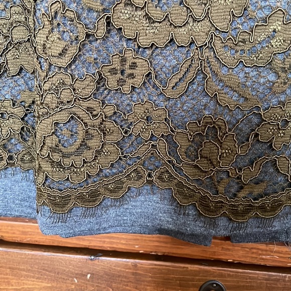 Gorgeous pencil skirt with lace overlay - Picture 3 of 7